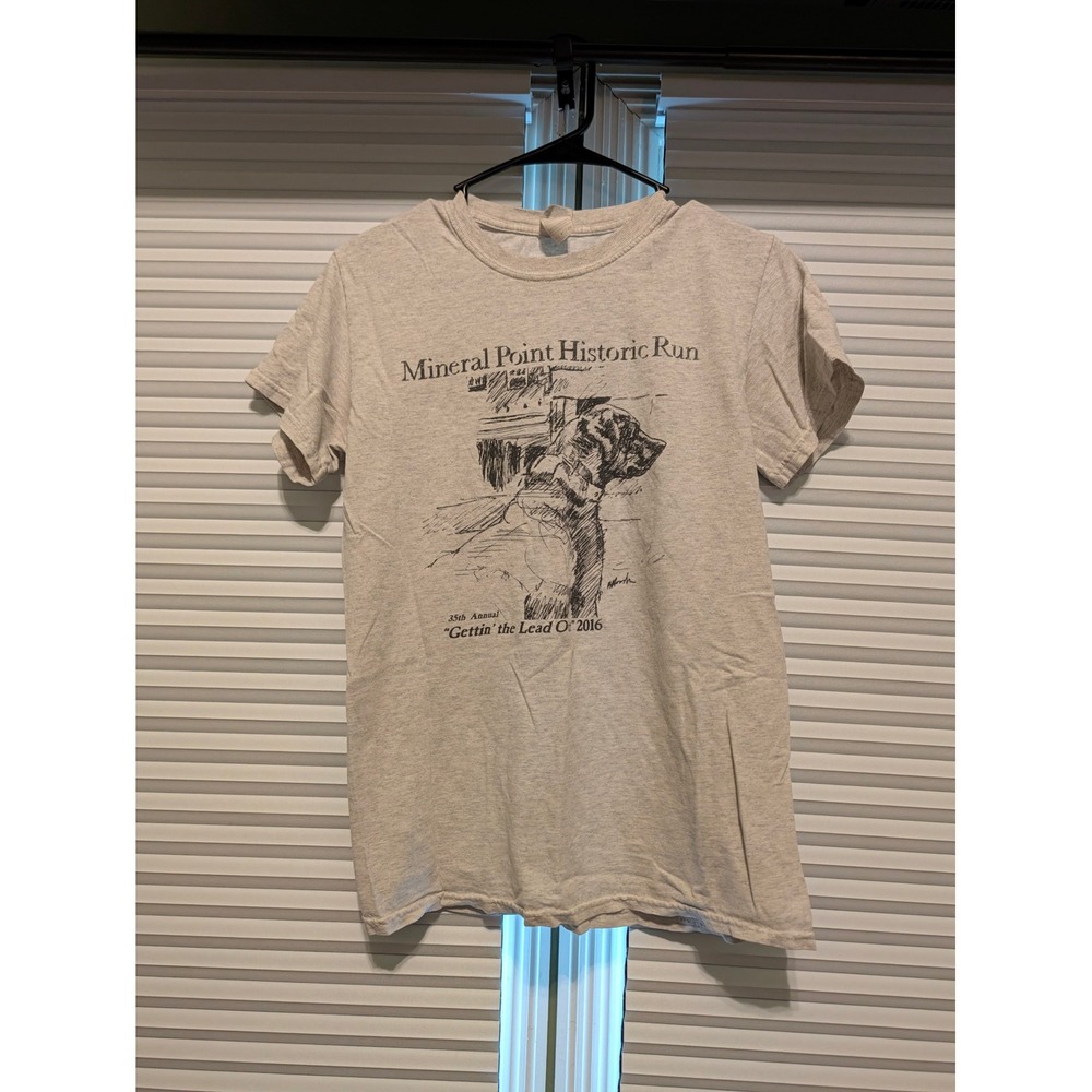 Gildan Mineral Point Historic Run 2016 Graphic T-Shirt Gray Small Dog Print